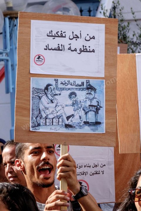 25 juillet 2016 : Des centaines de Tunisiens se sont regroupés devant le siège historique de l'UGTT et ont de nouveau manifesté lundi 25 juillet sur l'avenue Habib Bourguiba à Tunis contre le projet de loi controversé prévoyant l’amnistie des personnes poursuivies pour des délits de corruption en échange d’une pénalité financière.Ce projet de loi dit de « réconciliation » avait été proposé l’an dernier par le président, Béji Caïd Essebsi, pour « améliorer le climat de l’investissement » dans un pays économiquement exsangue et vient d'être remis à l'Assemblée des Représentants du Peuple. En plus des jeunes du collectif, le Front populaire (gauche) a participé avec Hamma Hammami et ses députés ainsi que Mustapha Ben Jaafar, Ettakatol. 