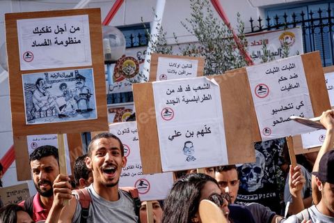 25 juillet 2016 : Des centaines de Tunisiens se sont regroupés devant le siège historique de l'UGTT et ont de nouveau manifesté lundi 25 juillet sur l'avenue Habib Bourguiba à Tunis contre le projet de loi controversé prévoyant l’amnistie des personnes poursuivies pour des délits de corruption en échange d’une pénalité financière.Ce projet de loi dit de « réconciliation » avait été proposé l’an dernier par le président, Béji Caïd Essebsi, pour « améliorer le climat de l’investissement » dans un pays économiquement exsangue et vient d'être remis à l'Assemblée des Représentants du Peuple. En plus des jeunes du collectif, le Front populaire (gauche) a participé avec Hamma Hammami et ses députés ainsi que Mustapha Ben Jaafar, Ettakatol. 