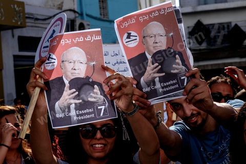 25 juillet 2016 : Des centaines de Tunisiens se sont regroupés devant le siège historique de l'UGTT et ont de nouveau manifesté lundi 25 juillet sur l'avenue Habib Bourguiba à Tunis contre le projet de loi controversé prévoyant l’amnistie des personnes poursuivies pour des délits de corruption en échange d’une pénalité financière.Ce projet de loi dit de « réconciliation » avait été proposé l’an dernier par le président, Béji Caïd Essebsi, pour « améliorer le climat de l’investissement » dans un pays économiquement exsangue et vient d'être remis à l'Assemblée des Représentants du Peuple. En plus des jeunes du collectif, le Front populaire (gauche) a participé avec Hamma Hammami et ses députés ainsi que Mustapha Ben Jaafar, Ettakatol. 