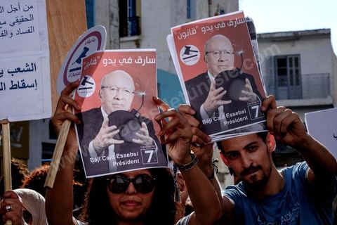 25 juillet 2016 : Des centaines de Tunisiens se sont regroupés devant le siège historique de l'UGTT et ont de nouveau manifesté lundi 25 juillet sur l'avenue Habib Bourguiba à Tunis contre le projet de loi controversé prévoyant l’amnistie des personnes poursuivies pour des délits de corruption en échange d’une pénalité financière.Ce projet de loi dit de « réconciliation » avait été proposé l’an dernier par le président, Béji Caïd Essebsi, pour « améliorer le climat de l’investissement » dans un pays économiquement exsangue et vient d'être remis à l'Assemblée des Représentants du Peuple. En plus des jeunes du collectif, le Front populaire (gauche) a participé avec Hamma Hammami et ses députés ainsi que Mustapha Ben Jaafar, Ettakatol. 