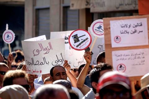25 juillet 2016 : Des centaines de Tunisiens se sont regroupés devant le siège historique de l'UGTT et ont de nouveau manifesté lundi 25 juillet sur l'avenue Habib Bourguiba à Tunis contre le projet de loi controversé prévoyant l’amnistie des personnes poursuivies pour des délits de corruption en échange d’une pénalité financière.Ce projet de loi dit de « réconciliation » avait été proposé l’an dernier par le président, Béji Caïd Essebsi, pour « améliorer le climat de l’investissement » dans un pays économiquement exsangue et vient d'être remis à l'Assemblée des Représentants du Peuple. En plus des jeunes du collectif, le Front populaire (gauche) a participé avec Hamma Hammami et ses députés ainsi que Mustapha Ben Jaafar, Ettakatol. 