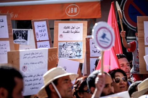 25 juillet 2016 : Des centaines de Tunisiens se sont regroupés devant le siège historique de l'UGTT et ont de nouveau manifesté lundi 25 juillet sur l'avenue Habib Bourguiba à Tunis contre le projet de loi controversé prévoyant l’amnistie des personnes poursuivies pour des délits de corruption en échange d’une pénalité financière.Ce projet de loi dit de « réconciliation » avait été proposé l’an dernier par le président, Béji Caïd Essebsi, pour « améliorer le climat de l’investissement » dans un pays économiquement exsangue et vient d'être remis à l'Assemblée des Représentants du Peuple. En plus des jeunes du collectif, le Front populaire (gauche) a participé avec Hamma Hammami et ses députés ainsi que Mustapha Ben Jaafar, Ettakatol. 