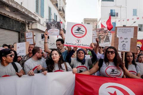 25 juillet 2016 : Des centaines de Tunisiens se sont regroupés devant le siège historique de l'UGTT et ont de nouveau manifesté lundi 25 juillet sur l'avenue Habib Bourguiba à Tunis contre le projet de loi controversé prévoyant l’amnistie des personnes poursuivies pour des délits de corruption en échange d’une pénalité financière.Ce projet de loi dit de « réconciliation » avait été proposé l’an dernier par le président, Béji Caïd Essebsi, pour « améliorer le climat de l’investissement » dans un pays économiquement exsangue et vient d'être remis à l'Assemblée des Représentants du Peuple. En plus des jeunes du collectif, le Front populaire (gauche) a participé avec Hamma Hammami et ses députés ainsi que Mustapha Ben Jaafar, Ettakatol. 