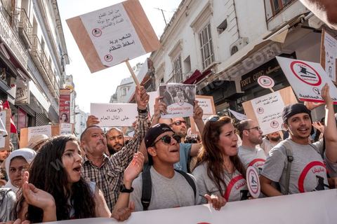 25 juillet 2016 : Des centaines de Tunisiens se sont regroupés devant le siège historique de l'UGTT et ont de nouveau manifesté lundi 25 juillet sur l'avenue Habib Bourguiba à Tunis contre le projet de loi controversé prévoyant l’amnistie des personnes poursuivies pour des délits de corruption en échange d’une pénalité financière.Ce projet de loi dit de « réconciliation » avait été proposé l’an dernier par le président, Béji Caïd Essebsi, pour « améliorer le climat de l’investissement » dans un pays économiquement exsangue et vient d'être remis à l'Assemblée des Représentants du Peuple. En plus des jeunes du collectif, le Front populaire (gauche) a participé avec Hamma Hammami et ses députés ainsi que Mustapha Ben Jaafar, Ettakatol. 
