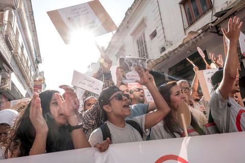 25 juillet 2016 : Des centaines de Tunisiens se sont regroupés devant le siège historique de l'UGTT et ont de nouveau manifesté lundi 25 juillet sur l'avenue Habib Bourguiba à Tunis contre le projet de loi controversé prévoyant l’amnistie des personnes poursuivies pour des délits de corruption en échange d’une pénalité financière.Ce projet de loi dit de « réconciliation » avait été proposé l’an dernier par le président, Béji Caïd Essebsi, pour « améliorer le climat de l’investissement » dans un pays économiquement exsangue et vient d'être remis à l'Assemblée des Représentants du Peuple. En plus des jeunes du collectif, le Front populaire (gauche) a participé avec Hamma Hammami et ses députés ainsi que Mustapha Ben Jaafar, Ettakatol. 