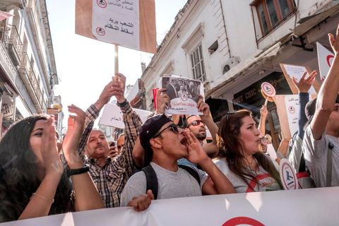 25 juillet 2016 : Des centaines de Tunisiens se sont regroupés devant le siège historique de l'UGTT et ont de nouveau manifesté lundi 25 juillet sur l'avenue Habib Bourguiba à Tunis contre le projet de loi controversé prévoyant l’amnistie des personnes poursuivies pour des délits de corruption en échange d’une pénalité financière.Ce projet de loi dit de « réconciliation » avait été proposé l’an dernier par le président, Béji Caïd Essebsi, pour « améliorer le climat de l’investissement » dans un pays économiquement exsangue et vient d'être remis à l'Assemblée des Représentants du Peuple. En plus des jeunes du collectif, le Front populaire (gauche) a participé avec Hamma Hammami et ses députés ainsi que Mustapha Ben Jaafar, Ettakatol. 
