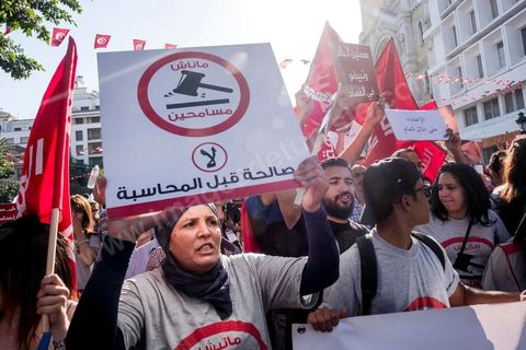 25 juillet 2016 : Des centaines de Tunisiens se sont regroupés devant le siège historique de l'UGTT et ont de nouveau manifesté lundi 25 juillet sur l'avenue Habib Bourguiba à Tunis contre le projet de loi controversé prévoyant l’amnistie des personnes poursuivies pour des délits de corruption en échange d’une pénalité financière.Ce projet de loi dit de « réconciliation » avait été proposé l’an dernier par le président, Béji Caïd Essebsi, pour « améliorer le climat de l’investissement » dans un pays économiquement exsangue et vient d'être remis à l'Assemblée des Représentants du Peuple. En plus des jeunes du collectif, le Front populaire (gauche) a participé avec Hamma Hammami et ses députés ainsi que Mustapha Ben Jaafar, Ettakatol. 