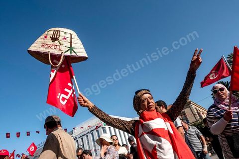 25 juillet 2016 : Des centaines de Tunisiens se sont regroupés devant le siège historique de l'UGTT et ont de nouveau manifesté lundi 25 juillet sur l'avenue Habib Bourguiba à Tunis contre le projet de loi controversé prévoyant l’amnistie des personnes poursuivies pour des délits de corruption en échange d’une pénalité financière.Ce projet de loi dit de « réconciliation » avait été proposé l’an dernier par le président, Béji Caïd Essebsi, pour « améliorer le climat de l’investissement » dans un pays économiquement exsangue et vient d'être remis à l'Assemblée des Représentants du Peuple. En plus des jeunes du collectif, le Front populaire (gauche) a participé avec Hamma Hammami et ses députés ainsi que Mustapha Ben Jaafar, Ettakatol. 