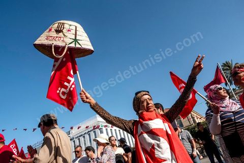 25 juillet 2016 : Des centaines de Tunisiens se sont regroupés devant le siège historique de l'UGTT et ont de nouveau manifesté lundi 25 juillet sur l'avenue Habib Bourguiba à Tunis contre le projet de loi controversé prévoyant l’amnistie des personnes poursuivies pour des délits de corruption en échange d’une pénalité financière.Ce projet de loi dit de « réconciliation » avait été proposé l’an dernier par le président, Béji Caïd Essebsi, pour « améliorer le climat de l’investissement » dans un pays économiquement exsangue et vient d'être remis à l'Assemblée des Représentants du Peuple. En plus des jeunes du collectif, le Front populaire (gauche) a participé avec Hamma Hammami et ses députés ainsi que Mustapha Ben Jaafar, Ettakatol. 
