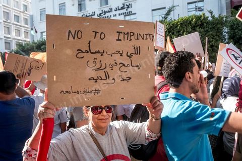 25 juillet 2016 : Des centaines de Tunisiens se sont regroupés devant le siège historique de l'UGTT et ont de nouveau manifesté lundi 25 juillet sur l'avenue Habib Bourguiba à Tunis contre le projet de loi controversé prévoyant l’amnistie des personnes poursuivies pour des délits de corruption en échange d’une pénalité financière.Ce projet de loi dit de « réconciliation » avait été proposé l’an dernier par le président, Béji Caïd Essebsi, pour « améliorer le climat de l’investissement » dans un pays économiquement exsangue et vient d'être remis à l'Assemblée des Représentants du Peuple. En plus des jeunes du collectif, le Front populaire (gauche) a participé avec Hamma Hammami et ses députés ainsi que Mustapha Ben Jaafar, Ettakatol. 