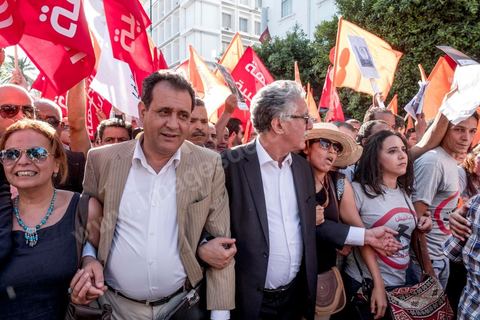 25 juillet 2016 : Des centaines de Tunisiens se sont regroupés devant le siège historique de l'UGTT et ont de nouveau manifesté lundi 25 juillet sur l'avenue Habib Bourguiba à Tunis contre le projet de loi controversé prévoyant l’amnistie des personnes poursuivies pour des délits de corruption en échange d’une pénalité financière.Ce projet de loi dit de « réconciliation » avait été proposé l’an dernier par le président, Béji Caïd Essebsi, pour « améliorer le climat de l’investissement » dans un pays économiquement exsangue et vient d'être remis à l'Assemblée des Représentants du Peuple. En plus des jeunes du collectif, le Front populaire (gauche) a participé avec Hamma Hammami et ses députés ainsi que Mustapha Ben Jaafar, Ettakatol. 
