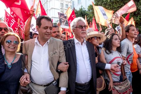 25 juillet 2016 : Des centaines de Tunisiens se sont regroupés devant le siège historique de l'UGTT et ont de nouveau manifesté lundi 25 juillet sur l'avenue Habib Bourguiba à Tunis contre le projet de loi controversé prévoyant l’amnistie des personnes poursuivies pour des délits de corruption en échange d’une pénalité financière.Ce projet de loi dit de « réconciliation » avait été proposé l’an dernier par le président, Béji Caïd Essebsi, pour « améliorer le climat de l’investissement » dans un pays économiquement exsangue et vient d'être remis à l'Assemblée des Représentants du Peuple. En plus des jeunes du collectif, le Front populaire (gauche) a participé avec Hamma Hammami et ses députés ainsi que Mustapha Ben Jaafar, Ettakatol. 