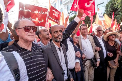 25 juillet 2016 : Des centaines de Tunisiens se sont regroupés devant le siège historique de l'UGTT et ont de nouveau manifesté lundi 25 juillet sur l'avenue Habib Bourguiba à Tunis contre le projet de loi controversé prévoyant l’amnistie des personnes poursuivies pour des délits de corruption en échange d’une pénalité financière.Ce projet de loi dit de « réconciliation » avait été proposé l’an dernier par le président, Béji Caïd Essebsi, pour « améliorer le climat de l’investissement » dans un pays économiquement exsangue et vient d'être remis à l'Assemblée des Représentants du Peuple. En plus des jeunes du collectif, le Front populaire (gauche) a participé avec Hamma Hammami et ses députés ainsi que Mustapha Ben Jaafar, Ettakatol. 
