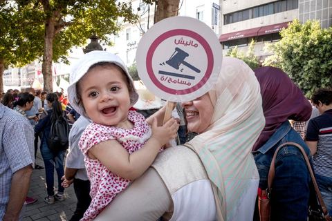 25 juillet 2016 : Des centaines de Tunisiens se sont regroupés devant le siège historique de l'UGTT et ont de nouveau manifesté lundi 25 juillet sur l'avenue Habib Bourguiba à Tunis contre le projet de loi controversé prévoyant l’amnistie des personnes poursuivies pour des délits de corruption en échange d’une pénalité financière.Ce projet de loi dit de « réconciliation » avait été proposé l’an dernier par le président, Béji Caïd Essebsi, pour « améliorer le climat de l’investissement » dans un pays économiquement exsangue et vient d'être remis à l'Assemblée des Représentants du Peuple. En plus des jeunes du collectif, le Front populaire (gauche) a participé avec Hamma Hammami et ses députés ainsi que Mustapha Ben Jaafar, Ettakatol. 