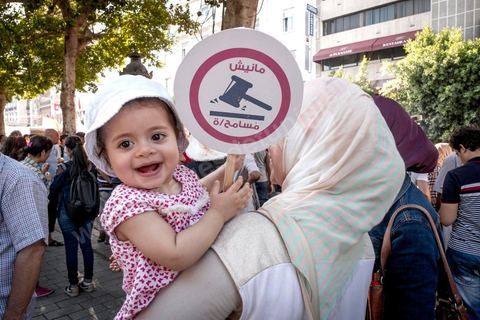 25 juillet 2016 : Des centaines de Tunisiens se sont regroupés devant le siège historique de l'UGTT et ont de nouveau manifesté lundi 25 juillet sur l'avenue Habib Bourguiba à Tunis contre le projet de loi controversé prévoyant l’amnistie des personnes poursuivies pour des délits de corruption en échange d’une pénalité financière.Ce projet de loi dit de « réconciliation » avait été proposé l’an dernier par le président, Béji Caïd Essebsi, pour « améliorer le climat de l’investissement » dans un pays économiquement exsangue et vient d'être remis à l'Assemblée des Représentants du Peuple. En plus des jeunes du collectif, le Front populaire (gauche) a participé avec Hamma Hammami et ses députés ainsi que Mustapha Ben Jaafar, Ettakatol. 