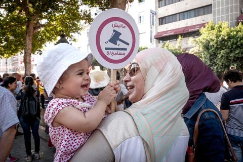 25 juillet 2016 : Des centaines de Tunisiens se sont regroupés devant le siège historique de l'UGTT et ont de nouveau manifesté lundi 25 juillet sur l'avenue Habib Bourguiba à Tunis contre le projet de loi controversé prévoyant l’amnistie des personnes poursuivies pour des délits de corruption en échange d’une pénalité financière.Ce projet de loi dit de « réconciliation » avait été proposé l’an dernier par le président, Béji Caïd Essebsi, pour « améliorer le climat de l’investissement » dans un pays économiquement exsangue et vient d'être remis à l'Assemblée des Représentants du Peuple. En plus des jeunes du collectif, le Front populaire (gauche) a participé avec Hamma Hammami et ses députés ainsi que Mustapha Ben Jaafar, Ettakatol. 
