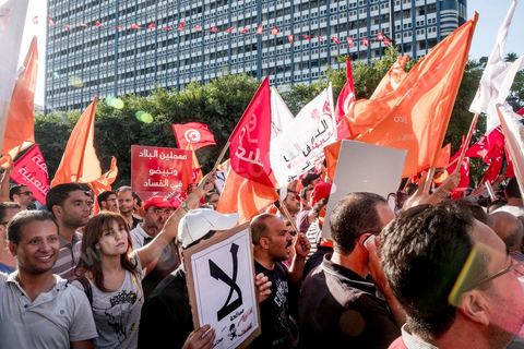 25 juillet 2016 : Des centaines de Tunisiens se sont regroupés devant le siège historique de l'UGTT et ont de nouveau manifesté lundi 25 juillet sur l'avenue Habib Bourguiba à Tunis contre le projet de loi controversé prévoyant l’amnistie des personnes poursuivies pour des délits de corruption en échange d’une pénalité financière.Ce projet de loi dit de « réconciliation » avait été proposé l’an dernier par le président, Béji Caïd Essebsi, pour « améliorer le climat de l’investissement » dans un pays économiquement exsangue et vient d'être remis à l'Assemblée des Représentants du Peuple. En plus des jeunes du collectif, le Front populaire (gauche) a participé avec Hamma Hammami et ses députés ainsi que Mustapha Ben Jaafar, Ettakatol. 