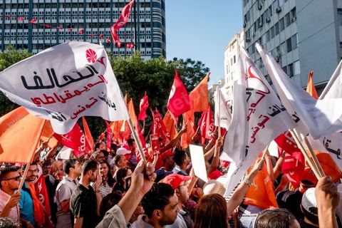 25 juillet 2016 : Des centaines de Tunisiens se sont regroupés devant le siège historique de l'UGTT et ont de nouveau manifesté lundi 25 juillet sur l'avenue Habib Bourguiba à Tunis contre le projet de loi controversé prévoyant l’amnistie des personnes poursuivies pour des délits de corruption en échange d’une pénalité financière.Ce projet de loi dit de « réconciliation » avait été proposé l’an dernier par le président, Béji Caïd Essebsi, pour « améliorer le climat de l’investissement » dans un pays économiquement exsangue et vient d'être remis à l'Assemblée des Représentants du Peuple. En plus des jeunes du collectif, le Front populaire (gauche) a participé avec Hamma Hammami et ses députés ainsi que Mustapha Ben Jaafar, Ettakatol. 