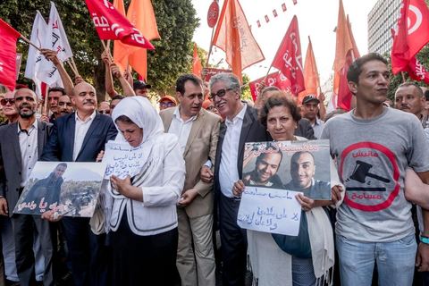 25 juillet 2016 : Des centaines de Tunisiens se sont regroupés devant le siège historique de l'UGTT et ont de nouveau manifesté lundi 25 juillet sur l'avenue Habib Bourguiba à Tunis contre le projet de loi controversé prévoyant l’amnistie des personnes poursuivies pour des délits de corruption en échange d’une pénalité financière.Ce projet de loi dit de « réconciliation » avait été proposé l’an dernier par le président, Béji Caïd Essebsi, pour « améliorer le climat de l’investissement » dans un pays économiquement exsangue et vient d'être remis à l'Assemblée des Représentants du Peuple. En plus des jeunes du collectif, le Front populaire (gauche) a participé avec Hamma Hammami et ses députés ainsi que Mustapha Ben Jaafar, Ettakatol. 