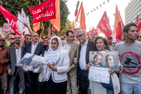 25 juillet 2016 : Des centaines de Tunisiens se sont regroupés devant le siège historique de l'UGTT et ont de nouveau manifesté lundi 25 juillet sur l'avenue Habib Bourguiba à Tunis contre le projet de loi controversé prévoyant l’amnistie des personnes poursuivies pour des délits de corruption en échange d’une pénalité financière.Ce projet de loi dit de « réconciliation » avait été proposé l’an dernier par le président, Béji Caïd Essebsi, pour « améliorer le climat de l’investissement » dans un pays économiquement exsangue et vient d'être remis à l'Assemblée des Représentants du Peuple. En plus des jeunes du collectif, le Front populaire (gauche) a participé avec Hamma Hammami et ses députés ainsi que Mustapha Ben Jaafar, Ettakatol. 