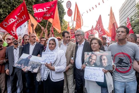 25 juillet 2016 : Des centaines de Tunisiens se sont regroupés devant le siège historique de l'UGTT et ont de nouveau manifesté lundi 25 juillet sur l'avenue Habib Bourguiba à Tunis contre le projet de loi controversé prévoyant l’amnistie des personnes poursuivies pour des délits de corruption en échange d’une pénalité financière.Ce projet de loi dit de « réconciliation » avait été proposé l’an dernier par le président, Béji Caïd Essebsi, pour « améliorer le climat de l’investissement » dans un pays économiquement exsangue et vient d'être remis à l'Assemblée des Représentants du Peuple. En plus des jeunes du collectif, le Front populaire (gauche) a participé avec Hamma Hammami et ses députés ainsi que Mustapha Ben Jaafar, Ettakatol. 