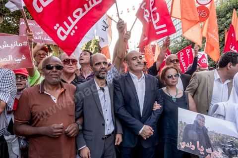 25 juillet 2016 : Des centaines de Tunisiens se sont regroupés devant le siège historique de l'UGTT et ont de nouveau manifesté lundi 25 juillet sur l'avenue Habib Bourguiba à Tunis contre le projet de loi controversé prévoyant l’amnistie des personnes poursuivies pour des délits de corruption en échange d’une pénalité financière.Ce projet de loi dit de « réconciliation » avait été proposé l’an dernier par le président, Béji Caïd Essebsi, pour « améliorer le climat de l’investissement » dans un pays économiquement exsangue et vient d'être remis à l'Assemblée des Représentants du Peuple. En plus des jeunes du collectif, le Front populaire (gauche) a participé avec Hamma Hammami et ses députés ainsi que Mustapha Ben Jaafar, Ettakatol. 