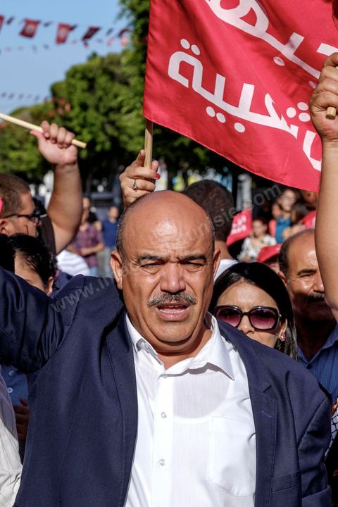 25 juillet 2016 : Ahmed Seddik, député Front populaire. Des centaines de Tunisiens se sont regroupés devant le siège historique de l'UGTT et ont de nouveau manifesté lundi 25 juillet sur l'avenue Habib Bourguiba à Tunis contre le projet de loi controversé prévoyant l’amnistie des personnes poursuivies pour des délits de corruption en échange d’une pénalité financière.Ce projet de loi dit de « réconciliation » avait été proposé l’an dernier par le président, Béji Caïd Essebsi, pour « améliorer le climat de l’investissement » dans un pays économiquement exsangue et vient d'être remis à l'Assemblée des Représentants du Peuple. En plus des jeunes du collectif, le Front populaire (gauche) a participé avec Hamma Hammami et ses députés ainsi que Mustapha Ben Jaafar, Ettakatol. 