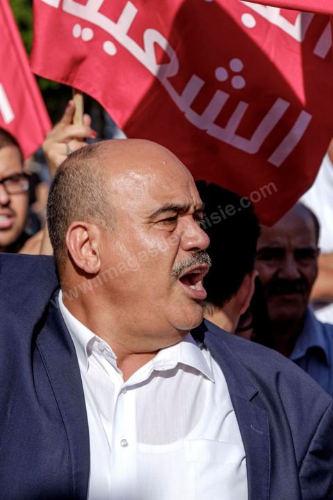 25 juillet 2016 : Ahmed Seddik, député Front populaire. Des centaines de Tunisiens se sont regroupés devant le siège historique de l'UGTT et ont de nouveau manifesté lundi 25 juillet sur l'avenue Habib Bourguiba à Tunis contre le projet de loi controversé prévoyant l’amnistie des personnes poursuivies pour des délits de corruption en échange d’une pénalité financière.Ce projet de loi dit de « réconciliation » avait été proposé l’an dernier par le président, Béji Caïd Essebsi, pour « améliorer le climat de l’investissement » dans un pays économiquement exsangue et vient d'être remis à l'Assemblée des Représentants du Peuple. En plus des jeunes du collectif, le Front populaire (gauche) a participé avec Hamma Hammami et ses députés ainsi que Mustapha Ben Jaafar, Ettakatol. 