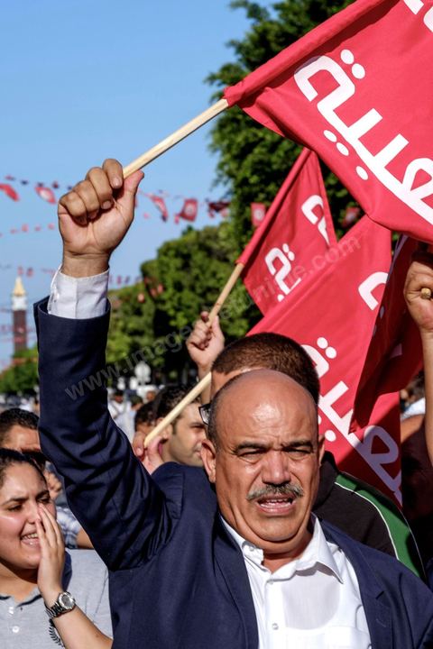 25 juillet 2016 : Ahmed Seddik, député Front populaire. Des centaines de Tunisiens se sont regroupés devant le siège historique de l'UGTT et ont de nouveau manifesté lundi 25 juillet sur l'avenue Habib Bourguiba à Tunis contre le projet de loi controversé prévoyant l’amnistie des personnes poursuivies pour des délits de corruption en échange d’une pénalité financière.Ce projet de loi dit de « réconciliation » avait été proposé l’an dernier par le président, Béji Caïd Essebsi, pour « améliorer le climat de l’investissement » dans un pays économiquement exsangue et vient d'être remis à l'Assemblée des Représentants du Peuple. En plus des jeunes du collectif, le Front populaire (gauche) a participé avec Hamma Hammami et ses députés ainsi que Mustapha Ben Jaafar, Ettakatol. 