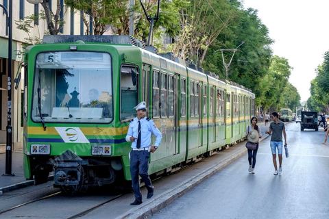 25 juillet 2016 : Des centaines de Tunisiens se sont regroupés devant le siège historique de l'UGTT et ont de nouveau manifesté lundi 25 juillet sur l'avenue Habib Bourguiba à Tunis contre le projet de loi controversé prévoyant l’amnistie des personnes poursuivies pour des délits de corruption en échange d’une pénalité financière.Ce projet de loi dit de « réconciliation » avait été proposé l’an dernier par le président, Béji Caïd Essebsi, pour « améliorer le climat de l’investissement » dans un pays économiquement exsangue et vient d'être remis à l'Assemblée des Représentants du Peuple. En plus des jeunes du collectif, le Front populaire (gauche) a participé avec Hamma Hammami et ses députés ainsi que Mustapha Ben Jaafar, Ettakatol. 