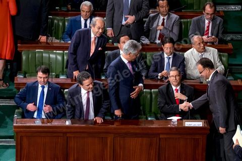 30 juillet 2016 : Le banc des ministres du gouvernement de Habib Essid. Après dix-huit mois à la tête du gouvernement tunisien, Habib Essid, technocrate âgé de 67 ans, n’est plus le premier ministre. L’Assemblée des représentants du peuple (ARP), réunie samedi 30 juillet à Tunis, a refusé par 118 voix sur 148 (3 pour et 27 abstentions) de renouveler sa confiance à M. Essid, qui l’avait sollicitée sans trop se faire d’illusions sur l’issue du vote. L’essentiel des députés affiliés aux quatre partis (Nidaa Tounès, Ennahda, Afek Tounès et Union Patriotique Libre) associés à la coalition gouvernementale dirigée par M. Essid ont voté contre la reconduction du premier ministre.Le départ de ce dernier solde le conflit qui l’oppose depuis deux mois au président de la République Béji Caïd Essebsi, âgé de 89 ans. Le 2 juin, le chef de l’Etat avait fragilisé la position de M. Essid en lançant l’idée d’un gouvernement d’« union nationale », une initiative justifiée à ses yeux par la nécessité d’ouvrir une phase plus offensive de l’action gouvernementale. Alors que la Tunisie est confrontée à une économique et sociale très difficile.