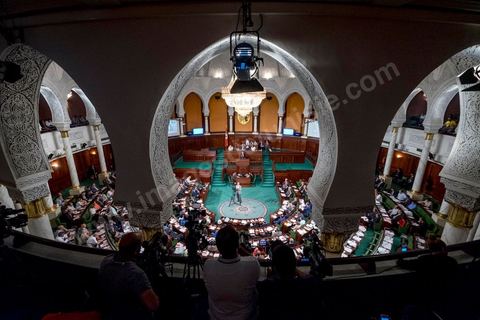 30 juillet 2016 : Après dix-huit mois à la tête du gouvernement tunisien, Habib Essid, technocrate âgé de 67 ans, n’est plus le premier ministre. L’Assemblée des représentants du peuple (ARP), réunie samedi 30 juillet à Tunis, a refusé par 118 voix sur 148 (3 pour et 27 abstentions) de renouveler sa confiance à M. Essid, qui l’avait sollicitée sans trop se faire d’illusions sur l’issue du vote. L’essentiel des députés affiliés aux quatre partis (Nidaa Tounès, Ennahda, Afek Tounès et Union Patriotique Libre) associés à la coalition gouvernementale dirigée par M. Essid ont voté contre la reconduction du premier ministre.Le départ de ce dernier solde le conflit qui l’oppose depuis deux mois au président de la République Béji Caïd Essebsi, âgé de 89 ans. Le 2 juin, le chef de l’Etat avait fragilisé la position de M. Essid en lançant l’idée d’un gouvernement d’« union nationale », une initiative justifiée à ses yeux par la nécessité d’ouvrir une phase plus offensive de l’action gouvernementale. Alors que la Tunisie est confrontée à une économique et sociale très difficile.