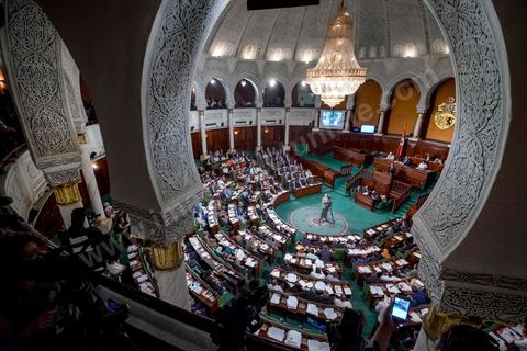 30 juillet 2016 : Après dix-huit mois à la tête du gouvernement tunisien, Habib Essid, technocrate âgé de 67 ans, n’est plus le premier ministre. L’Assemblée des représentants du peuple (ARP), réunie samedi 30 juillet à Tunis, a refusé par 118 voix sur 148 (3 pour et 27 abstentions) de renouveler sa confiance à M. Essid, qui l’avait sollicitée sans trop se faire d’illusions sur l’issue du vote. L’essentiel des députés affiliés aux quatre partis (Nidaa Tounès, Ennahda, Afek Tounès et Union Patriotique Libre) associés à la coalition gouvernementale dirigée par M. Essid ont voté contre la reconduction du premier ministre.Le départ de ce dernier solde le conflit qui l’oppose depuis deux mois au président de la République Béji Caïd Essebsi, âgé de 89 ans. Le 2 juin, le chef de l’Etat avait fragilisé la position de M. Essid en lançant l’idée d’un gouvernement d’« union nationale », une initiative justifiée à ses yeux par la nécessité d’ouvrir une phase plus offensive de l’action gouvernementale. Alors que la Tunisie est confrontée à une économique et sociale très difficile.