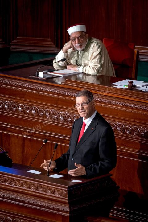 30 juillet 2016 : Discours de Habib Essid. Après dix-huit mois à la tête du gouvernement tunisien, Habib Essid, technocrate âgé de 67 ans, n’est plus le premier ministre. L’Assemblée des représentants du peuple (ARP), réunie samedi 30 juillet à Tunis, a refusé par 118 voix sur 148 (3 pour et 27 abstentions) de renouveler sa confiance à M. Essid, qui l’avait sollicitée sans trop se faire d’illusions sur l’issue du vote. L’essentiel des députés affiliés aux quatre partis (Nidaa Tounès, Ennahda, Afek Tounès et Union Patriotique Libre) associés à la coalition gouvernementale dirigée par M. Essid ont voté contre la reconduction du premier ministre.Le départ de ce dernier solde le conflit qui l’oppose depuis deux mois au président de la République Béji Caïd Essebsi, âgé de 89 ans. Le 2 juin, le chef de l’Etat avait fragilisé la position de M. Essid en lançant l’idée d’un gouvernement d’« union nationale », une initiative justifiée à ses yeux par la nécessité d’ouvrir une phase plus offensive de l’action gouvernementale. Alors que la Tunisie est confrontée à une économique et sociale très difficile.
