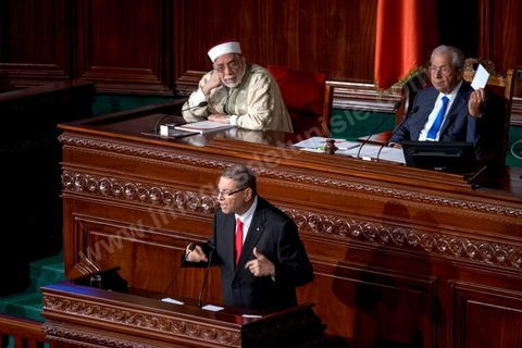 30 juillet 2016 : Discours de Habib Essid. Après dix-huit mois à la tête du gouvernement tunisien, Habib Essid, technocrate âgé de 67 ans, n’est plus le premier ministre. L’Assemblée des représentants du peuple (ARP), réunie samedi 30 juillet à Tunis, a refusé par 118 voix sur 148 (3 pour et 27 abstentions) de renouveler sa confiance à M. Essid, qui l’avait sollicitée sans trop se faire d’illusions sur l’issue du vote. L’essentiel des députés affiliés aux quatre partis (Nidaa Tounès, Ennahda, Afek Tounès et Union Patriotique Libre) associés à la coalition gouvernementale dirigée par M. Essid ont voté contre la reconduction du premier ministre.Le départ de ce dernier solde le conflit qui l’oppose depuis deux mois au président de la République Béji Caïd Essebsi, âgé de 89 ans. Le 2 juin, le chef de l’Etat avait fragilisé la position de M. Essid en lançant l’idée d’un gouvernement d’« union nationale », une initiative justifiée à ses yeux par la nécessité d’ouvrir une phase plus offensive de l’action gouvernementale. Alors que la Tunisie est confrontée à une économique et sociale très difficile.