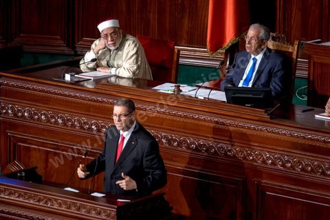 30 juillet 2016 : Discours de Habib Essid. Après dix-huit mois à la tête du gouvernement tunisien, Habib Essid, technocrate âgé de 67 ans, n’est plus le premier ministre. L’Assemblée des représentants du peuple (ARP), réunie samedi 30 juillet à Tunis, a refusé par 118 voix sur 148 (3 pour et 27 abstentions) de renouveler sa confiance à M. Essid, qui l’avait sollicitée sans trop se faire d’illusions sur l’issue du vote. L’essentiel des députés affiliés aux quatre partis (Nidaa Tounès, Ennahda, Afek Tounès et Union Patriotique Libre) associés à la coalition gouvernementale dirigée par M. Essid ont voté contre la reconduction du premier ministre.Le départ de ce dernier solde le conflit qui l’oppose depuis deux mois au président de la République Béji Caïd Essebsi, âgé de 89 ans. Le 2 juin, le chef de l’Etat avait fragilisé la position de M. Essid en lançant l’idée d’un gouvernement d’« union nationale », une initiative justifiée à ses yeux par la nécessité d’ouvrir une phase plus offensive de l’action gouvernementale. Alors que la Tunisie est confrontée à une économique et sociale très difficile.