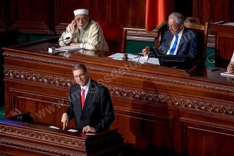 30 juillet 2016 : Discours de Habib Essid. Après dix-huit mois à la tête du gouvernement tunisien, Habib Essid, technocrate âgé de 67 ans, n’est plus le premier ministre. L’Assemblée des représentants du peuple (ARP), réunie samedi 30 juillet à Tunis, a refusé par 118 voix sur 148 (3 pour et 27 abstentions) de renouveler sa confiance à M. Essid, qui l’avait sollicitée sans trop se faire d’illusions sur l’issue du vote. L’essentiel des députés affiliés aux quatre partis (Nidaa Tounès, Ennahda, Afek Tounès et Union Patriotique Libre) associés à la coalition gouvernementale dirigée par M. Essid ont voté contre la reconduction du premier ministre.Le départ de ce dernier solde le conflit qui l’oppose depuis deux mois au président de la République Béji Caïd Essebsi, âgé de 89 ans. Le 2 juin, le chef de l’Etat avait fragilisé la position de M. Essid en lançant l’idée d’un gouvernement d’« union nationale », une initiative justifiée à ses yeux par la nécessité d’ouvrir une phase plus offensive de l’action gouvernementale. Alors que la Tunisie est confrontée à une économique et sociale très difficile.