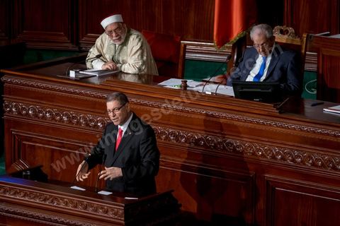 30 juillet 2016 : Discours de Habib Essid. Après dix-huit mois à la tête du gouvernement tunisien, Habib Essid, technocrate âgé de 67 ans, n’est plus le premier ministre. L’Assemblée des représentants du peuple (ARP), réunie samedi 30 juillet à Tunis, a refusé par 118 voix sur 148 (3 pour et 27 abstentions) de renouveler sa confiance à M. Essid, qui l’avait sollicitée sans trop se faire d’illusions sur l’issue du vote. L’essentiel des députés affiliés aux quatre partis (Nidaa Tounès, Ennahda, Afek Tounès et Union Patriotique Libre) associés à la coalition gouvernementale dirigée par M. Essid ont voté contre la reconduction du premier ministre.Le départ de ce dernier solde le conflit qui l’oppose depuis deux mois au président de la République Béji Caïd Essebsi, âgé de 89 ans. Le 2 juin, le chef de l’Etat avait fragilisé la position de M. Essid en lançant l’idée d’un gouvernement d’« union nationale », une initiative justifiée à ses yeux par la nécessité d’ouvrir une phase plus offensive de l’action gouvernementale. Alors que la Tunisie est confrontée à une économique et sociale très difficile.