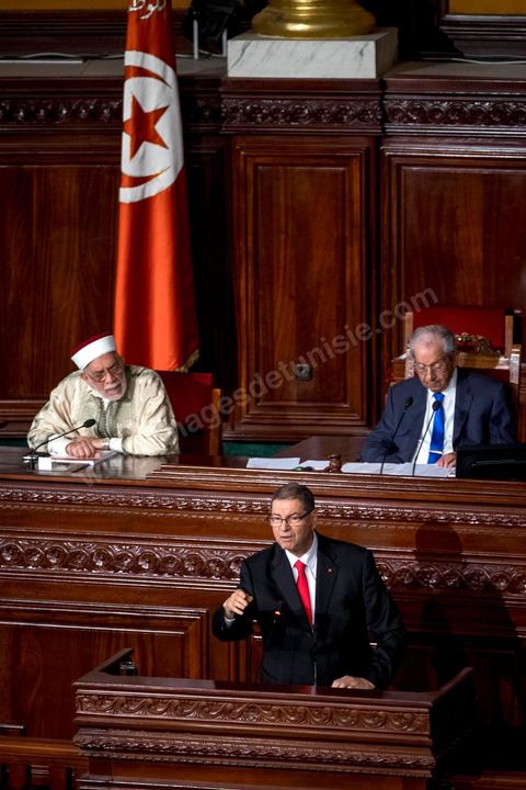 30 juillet 2016 : Discours de Habib Essid. Après dix-huit mois à la tête du gouvernement tunisien, Habib Essid, technocrate âgé de 67 ans, n’est plus le premier ministre. L’Assemblée des représentants du peuple (ARP), réunie samedi 30 juillet à Tunis, a refusé par 118 voix sur 148 (3 pour et 27 abstentions) de renouveler sa confiance à M. Essid, qui l’avait sollicitée sans trop se faire d’illusions sur l’issue du vote. L’essentiel des députés affiliés aux quatre partis (Nidaa Tounès, Ennahda, Afek Tounès et Union Patriotique Libre) associés à la coalition gouvernementale dirigée par M. Essid ont voté contre la reconduction du premier ministre.Le départ de ce dernier solde le conflit qui l’oppose depuis deux mois au président de la République Béji Caïd Essebsi, âgé de 89 ans. Le 2 juin, le chef de l’Etat avait fragilisé la position de M. Essid en lançant l’idée d’un gouvernement d’« union nationale », une initiative justifiée à ses yeux par la nécessité d’ouvrir une phase plus offensive de l’action gouvernementale. Alors que la Tunisie est confrontée à une économique et sociale très difficile.
