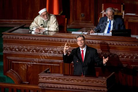 30 juillet 2016 : Discours de Habib Essid. Après dix-huit mois à la tête du gouvernement tunisien, Habib Essid, technocrate âgé de 67 ans, n’est plus le premier ministre. L’Assemblée des représentants du peuple (ARP), réunie samedi 30 juillet à Tunis, a refusé par 118 voix sur 148 (3 pour et 27 abstentions) de renouveler sa confiance à M. Essid, qui l’avait sollicitée sans trop se faire d’illusions sur l’issue du vote. L’essentiel des députés affiliés aux quatre partis (Nidaa Tounès, Ennahda, Afek Tounès et Union Patriotique Libre) associés à la coalition gouvernementale dirigée par M. Essid ont voté contre la reconduction du premier ministre.Le départ de ce dernier solde le conflit qui l’oppose depuis deux mois au président de la République Béji Caïd Essebsi, âgé de 89 ans. Le 2 juin, le chef de l’Etat avait fragilisé la position de M. Essid en lançant l’idée d’un gouvernement d’« union nationale », une initiative justifiée à ses yeux par la nécessité d’ouvrir une phase plus offensive de l’action gouvernementale. Alors que la Tunisie est confrontée à une économique et sociale très difficile.