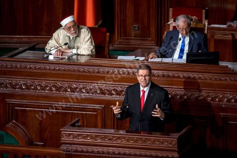 30 juillet 2016 : Discours de Habib Essid. Après dix-huit mois à la tête du gouvernement tunisien, Habib Essid, technocrate âgé de 67 ans, n’est plus le premier ministre. L’Assemblée des représentants du peuple (ARP), réunie samedi 30 juillet à Tunis, a refusé par 118 voix sur 148 (3 pour et 27 abstentions) de renouveler sa confiance à M. Essid, qui l’avait sollicitée sans trop se faire d’illusions sur l’issue du vote. L’essentiel des députés affiliés aux quatre partis (Nidaa Tounès, Ennahda, Afek Tounès et Union Patriotique Libre) associés à la coalition gouvernementale dirigée par M. Essid ont voté contre la reconduction du premier ministre.Le départ de ce dernier solde le conflit qui l’oppose depuis deux mois au président de la République Béji Caïd Essebsi, âgé de 89 ans. Le 2 juin, le chef de l’Etat avait fragilisé la position de M. Essid en lançant l’idée d’un gouvernement d’« union nationale », une initiative justifiée à ses yeux par la nécessité d’ouvrir une phase plus offensive de l’action gouvernementale. Alors que la Tunisie est confrontée à une économique et sociale très difficile.