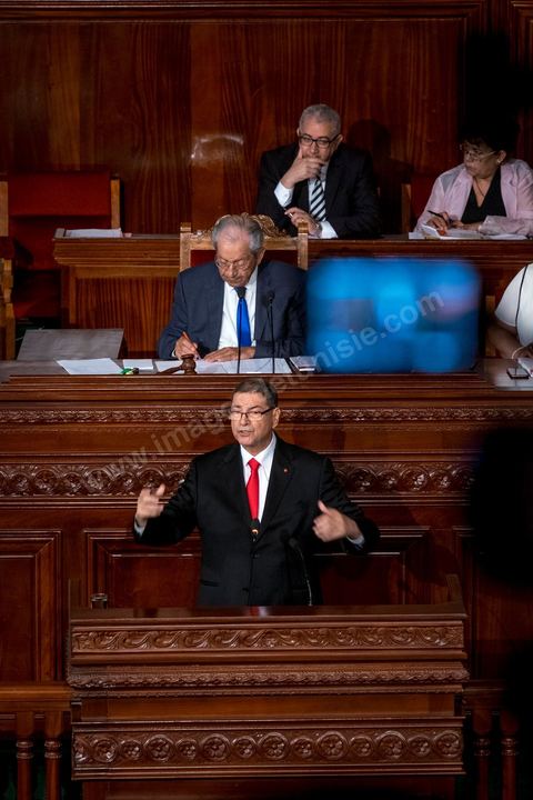 30 juillet 2016 : Discours de Habib Essid. Après dix-huit mois à la tête du gouvernement tunisien, Habib Essid, technocrate âgé de 67 ans, n’est plus le premier ministre. L’Assemblée des représentants du peuple (ARP), réunie samedi 30 juillet à Tunis, a refusé par 118 voix sur 148 (3 pour et 27 abstentions) de renouveler sa confiance à M. Essid, qui l’avait sollicitée sans trop se faire d’illusions sur l’issue du vote. L’essentiel des députés affiliés aux quatre partis (Nidaa Tounès, Ennahda, Afek Tounès et Union Patriotique Libre) associés à la coalition gouvernementale dirigée par M. Essid ont voté contre la reconduction du premier ministre.Le départ de ce dernier solde le conflit qui l’oppose depuis deux mois au président de la République Béji Caïd Essebsi, âgé de 89 ans. Le 2 juin, le chef de l’Etat avait fragilisé la position de M. Essid en lançant l’idée d’un gouvernement d’« union nationale », une initiative justifiée à ses yeux par la nécessité d’ouvrir une phase plus offensive de l’action gouvernementale. Alors que la Tunisie est confrontée à une économique et sociale très difficile.