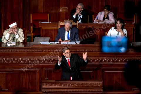 30 juillet 2016 : Discours de Habib Essid. Après dix-huit mois à la tête du gouvernement tunisien, Habib Essid, technocrate âgé de 67 ans, n’est plus le premier ministre. L’Assemblée des représentants du peuple (ARP), réunie samedi 30 juillet à Tunis, a refusé par 118 voix sur 148 (3 pour et 27 abstentions) de renouveler sa confiance à M. Essid, qui l’avait sollicitée sans trop se faire d’illusions sur l’issue du vote. L’essentiel des députés affiliés aux quatre partis (Nidaa Tounès, Ennahda, Afek Tounès et Union Patriotique Libre) associés à la coalition gouvernementale dirigée par M. Essid ont voté contre la reconduction du premier ministre.Le départ de ce dernier solde le conflit qui l’oppose depuis deux mois au président de la République Béji Caïd Essebsi, âgé de 89 ans. Le 2 juin, le chef de l’Etat avait fragilisé la position de M. Essid en lançant l’idée d’un gouvernement d’« union nationale », une initiative justifiée à ses yeux par la nécessité d’ouvrir une phase plus offensive de l’action gouvernementale. Alors que la Tunisie est confrontée à une économique et sociale très difficile.