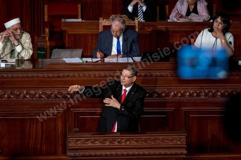 30 juillet 2016 : Discours de Habib Essid. Après dix-huit mois à la tête du gouvernement tunisien, Habib Essid, technocrate âgé de 67 ans, n’est plus le premier ministre. L’Assemblée des représentants du peuple (ARP), réunie samedi 30 juillet à Tunis, a refusé par 118 voix sur 148 (3 pour et 27 abstentions) de renouveler sa confiance à M. Essid, qui l’avait sollicitée sans trop se faire d’illusions sur l’issue du vote. L’essentiel des députés affiliés aux quatre partis (Nidaa Tounès, Ennahda, Afek Tounès et Union Patriotique Libre) associés à la coalition gouvernementale dirigée par M. Essid ont voté contre la reconduction du premier ministre.Le départ de ce dernier solde le conflit qui l’oppose depuis deux mois au président de la République Béji Caïd Essebsi, âgé de 89 ans. Le 2 juin, le chef de l’Etat avait fragilisé la position de M. Essid en lançant l’idée d’un gouvernement d’« union nationale », une initiative justifiée à ses yeux par la nécessité d’ouvrir une phase plus offensive de l’action gouvernementale. Alors que la Tunisie est confrontée à une économique et sociale très difficile.