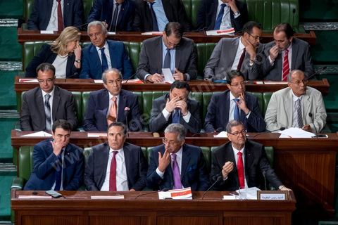 30 juillet 2016 : Le banc des ministres du gouvernement de Habib Essid. Après dix-huit mois à la tête du gouvernement tunisien, Habib Essid, technocrate âgé de 67 ans, n’est plus le premier ministre. L’Assemblée des représentants du peuple (ARP), réunie samedi 30 juillet à Tunis, a refusé par 118 voix sur 148 (3 pour et 27 abstentions) de renouveler sa confiance à M. Essid, qui l’avait sollicitée sans trop se faire d’illusions sur l’issue du vote. L’essentiel des députés affiliés aux quatre partis (Nidaa Tounès, Ennahda, Afek Tounès et Union Patriotique Libre) associés à la coalition gouvernementale dirigée par M. Essid ont voté contre la reconduction du premier ministre.Le départ de ce dernier solde le conflit qui l’oppose depuis deux mois au président de la République Béji Caïd Essebsi, âgé de 89 ans. Le 2 juin, le chef de l’Etat avait fragilisé la position de M. Essid en lançant l’idée d’un gouvernement d’« union nationale », une initiative justifiée à ses yeux par la nécessité d’ouvrir une phase plus offensive de l’action gouvernementale. Alors que la Tunisie est confrontée à une économique et sociale très difficile.