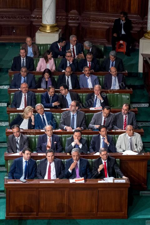 30 juillet 2016 : Le banc des ministres du gouvernement de Habib Essid. Après dix-huit mois à la tête du gouvernement tunisien, Habib Essid, technocrate âgé de 67 ans, n’est plus le premier ministre. L’Assemblée des représentants du peuple (ARP), réunie samedi 30 juillet à Tunis, a refusé par 118 voix sur 148 (3 pour et 27 abstentions) de renouveler sa confiance à M. Essid, qui l’avait sollicitée sans trop se faire d’illusions sur l’issue du vote. L’essentiel des députés affiliés aux quatre partis (Nidaa Tounès, Ennahda, Afek Tounès et Union Patriotique Libre) associés à la coalition gouvernementale dirigée par M. Essid ont voté contre la reconduction du premier ministre.Le départ de ce dernier solde le conflit qui l’oppose depuis deux mois au président de la République Béji Caïd Essebsi, âgé de 89 ans. Le 2 juin, le chef de l’Etat avait fragilisé la position de M. Essid en lançant l’idée d’un gouvernement d’« union nationale », une initiative justifiée à ses yeux par la nécessité d’ouvrir une phase plus offensive de l’action gouvernementale. Alors que la Tunisie est confrontée à une économique et sociale très difficile.