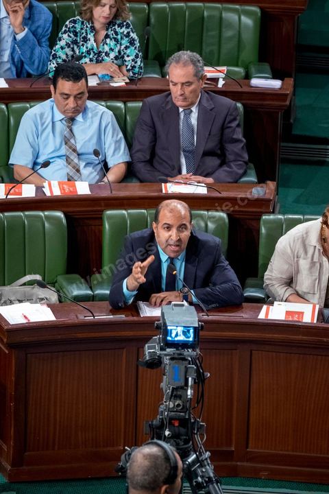 30 juillet 2016 : Intervention d'un député. Après dix-huit mois à la tête du gouvernement tunisien, Habib Essid, technocrate âgé de 67 ans, n’est plus le premier ministre. L’Assemblée des représentants du peuple (ARP), réunie samedi 30 juillet à Tunis, a refusé par 118 voix sur 148 (3 pour et 27 abstentions) de renouveler sa confiance à M. Essid, qui l’avait sollicitée sans trop se faire d’illusions sur l’issue du vote. L’essentiel des députés affiliés aux quatre partis (Nidaa Tounès, Ennahda, Afek Tounès et Union Patriotique Libre) associés à la coalition gouvernementale dirigée par M. Essid ont voté contre la reconduction du premier ministre.Le départ de ce dernier solde le conflit qui l’oppose depuis deux mois au président de la République Béji Caïd Essebsi, âgé de 89 ans. Le 2 juin, le chef de l’Etat avait fragilisé la position de M. Essid en lançant l’idée d’un gouvernement d’« union nationale », une initiative justifiée à ses yeux par la nécessité d’ouvrir une phase plus offensive de l’action gouvernementale. Alors que la Tunisie est confrontée à une économique et sociale très difficile.