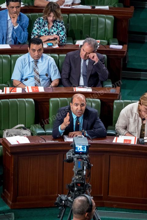 30 juillet 2016 : Intervention d'un député. Après dix-huit mois à la tête du gouvernement tunisien, Habib Essid, technocrate âgé de 67 ans, n’est plus le premier ministre. L’Assemblée des représentants du peuple (ARP), réunie samedi 30 juillet à Tunis, a refusé par 118 voix sur 148 (3 pour et 27 abstentions) de renouveler sa confiance à M. Essid, qui l’avait sollicitée sans trop se faire d’illusions sur l’issue du vote. L’essentiel des députés affiliés aux quatre partis (Nidaa Tounès, Ennahda, Afek Tounès et Union Patriotique Libre) associés à la coalition gouvernementale dirigée par M. Essid ont voté contre la reconduction du premier ministre.Le départ de ce dernier solde le conflit qui l’oppose depuis deux mois au président de la République Béji Caïd Essebsi, âgé de 89 ans. Le 2 juin, le chef de l’Etat avait fragilisé la position de M. Essid en lançant l’idée d’un gouvernement d’« union nationale », une initiative justifiée à ses yeux par la nécessité d’ouvrir une phase plus offensive de l’action gouvernementale. Alors que la Tunisie est confrontée à une économique et sociale très difficile.