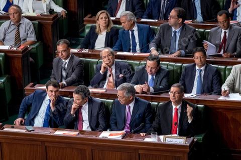 30 juillet 2016 : Le banc des ministres du gouvernement de Habib Essid. Après dix-huit mois à la tête du gouvernement tunisien, Habib Essid, technocrate âgé de 67 ans, n’est plus le premier ministre. L’Assemblée des représentants du peuple (ARP), réunie samedi 30 juillet à Tunis, a refusé par 118 voix sur 148 (3 pour et 27 abstentions) de renouveler sa confiance à M. Essid, qui l’avait sollicitée sans trop se faire d’illusions sur l’issue du vote. L’essentiel des députés affiliés aux quatre partis (Nidaa Tounès, Ennahda, Afek Tounès et Union Patriotique Libre) associés à la coalition gouvernementale dirigée par M. Essid ont voté contre la reconduction du premier ministre.Le départ de ce dernier solde le conflit qui l’oppose depuis deux mois au président de la République Béji Caïd Essebsi, âgé de 89 ans. Le 2 juin, le chef de l’Etat avait fragilisé la position de M. Essid en lançant l’idée d’un gouvernement d’« union nationale », une initiative justifiée à ses yeux par la nécessité d’ouvrir une phase plus offensive de l’action gouvernementale. Alors que la Tunisie est confrontée à une économique et sociale très difficile.