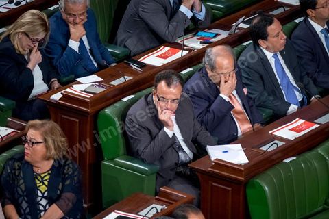 30 juillet 2016 : Le banc des ministres du gouvernement de Habib Essid. Après dix-huit mois à la tête du gouvernement tunisien, Habib Essid, technocrate âgé de 67 ans, n’est plus le premier ministre. L’Assemblée des représentants du peuple (ARP), réunie samedi 30 juillet à Tunis, a refusé par 118 voix sur 148 (3 pour et 27 abstentions) de renouveler sa confiance à M. Essid, qui l’avait sollicitée sans trop se faire d’illusions sur l’issue du vote. L’essentiel des députés affiliés aux quatre partis (Nidaa Tounès, Ennahda, Afek Tounès et Union Patriotique Libre) associés à la coalition gouvernementale dirigée par M. Essid ont voté contre la reconduction du premier ministre.Le départ de ce dernier solde le conflit qui l’oppose depuis deux mois au président de la République Béji Caïd Essebsi, âgé de 89 ans. Le 2 juin, le chef de l’Etat avait fragilisé la position de M. Essid en lançant l’idée d’un gouvernement d’« union nationale », une initiative justifiée à ses yeux par la nécessité d’ouvrir une phase plus offensive de l’action gouvernementale. Alors que la Tunisie est confrontée à une économique et sociale très difficile.